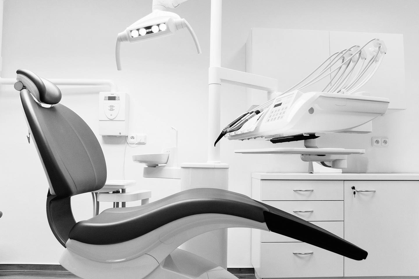 A dental chair in a treatment room at Clinica Cloe dental clinic