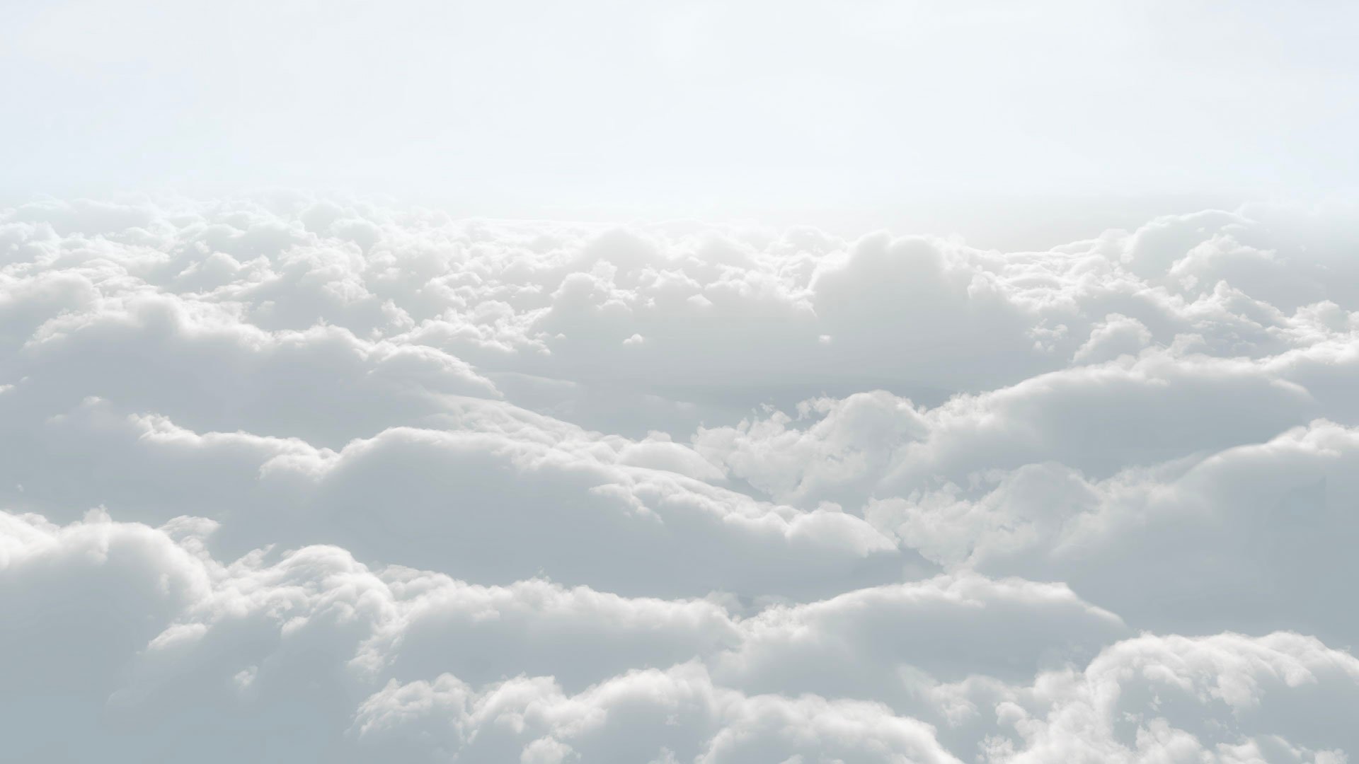 Una foto de las nubes en blanco y gris