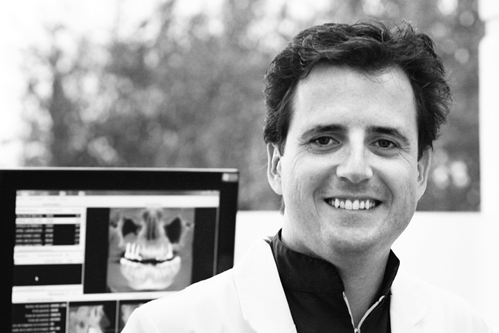  Dr. Víctor Begara: «Las técnicas de los implantes se desarrollan tanto en lo funcional como en lo estético».